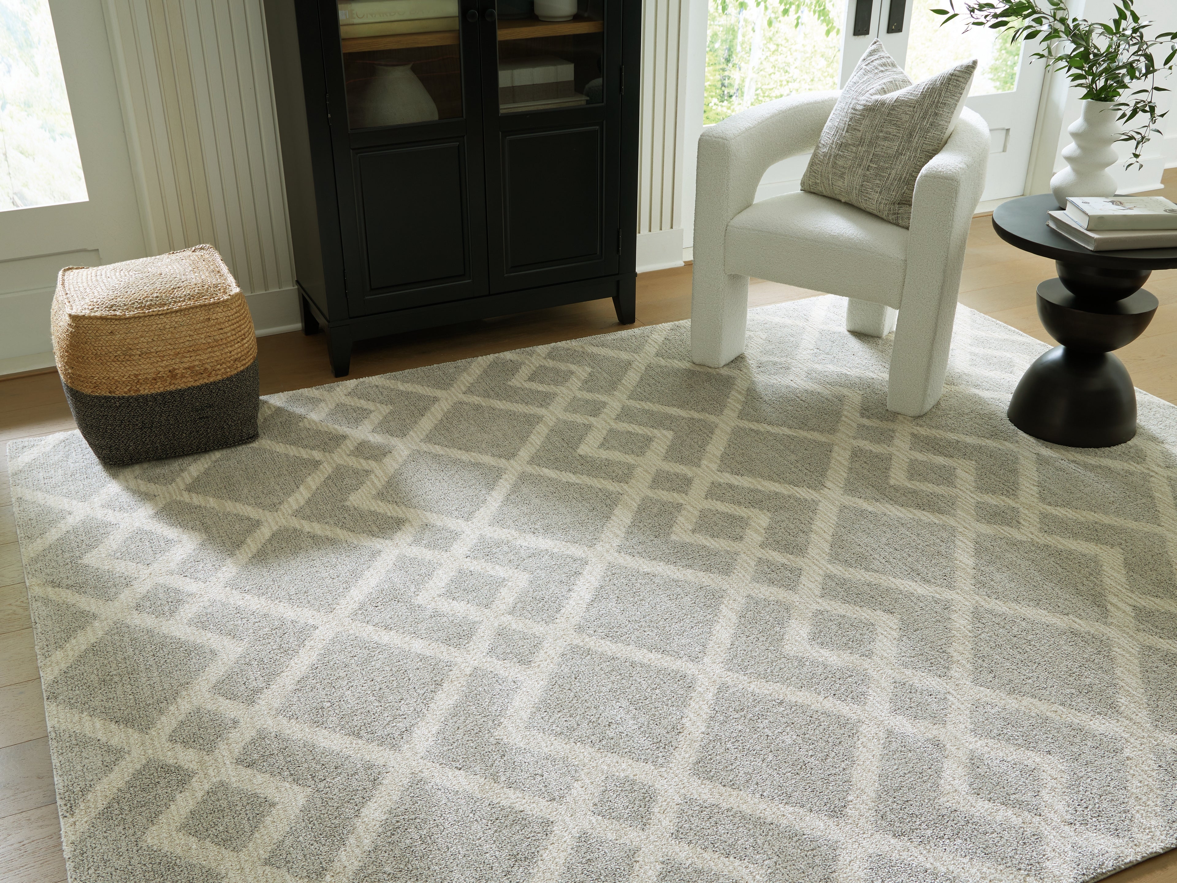 Warmstead Furniture - Ashley Furniture - Unawick Rug - Medium Rug / Gray/Ivory - R407332