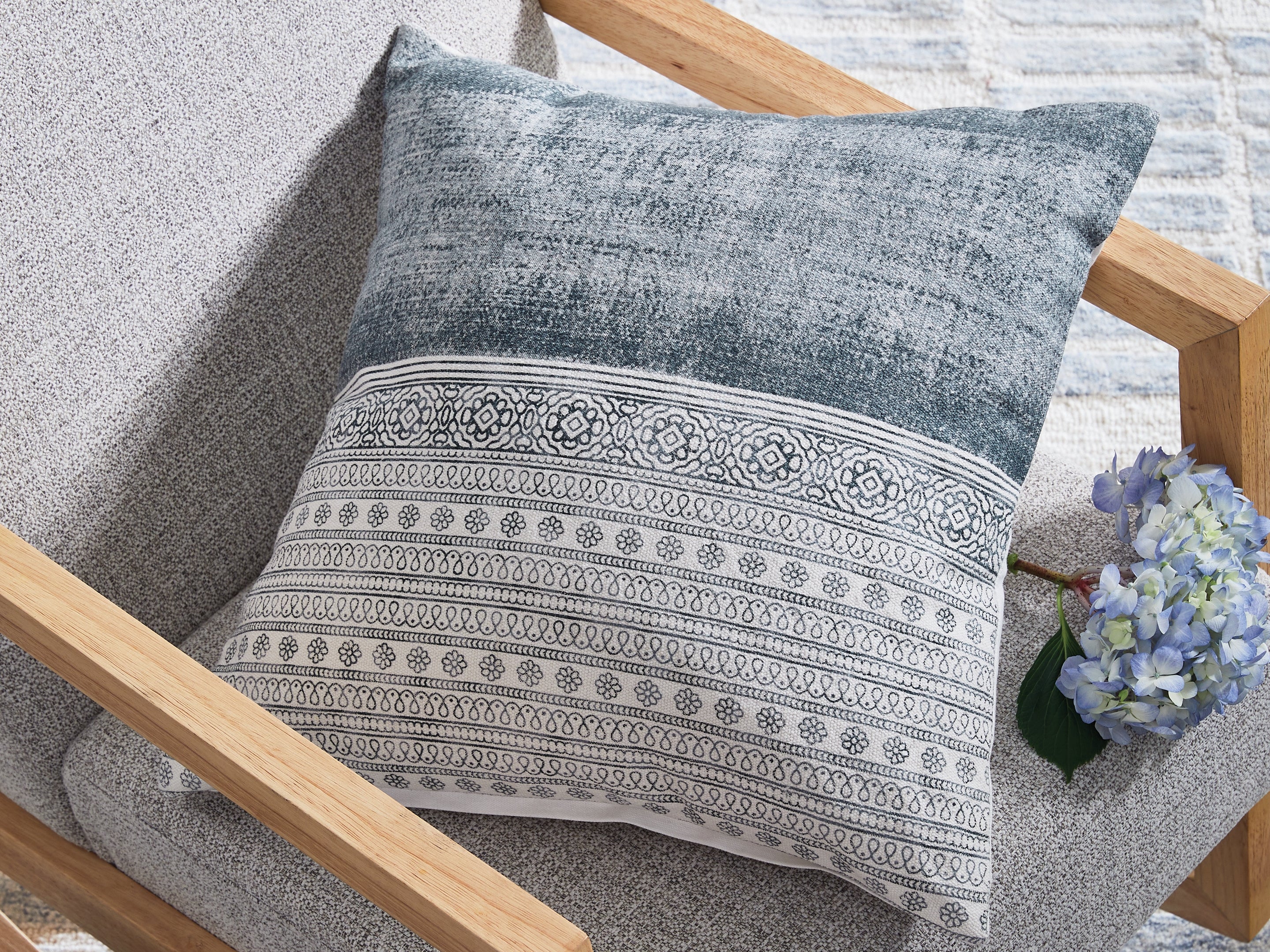 Warmstead Furniture - Ashley Furniture - Harperville Pillows - Pillow (4/CS) / Blue/White - A1001127