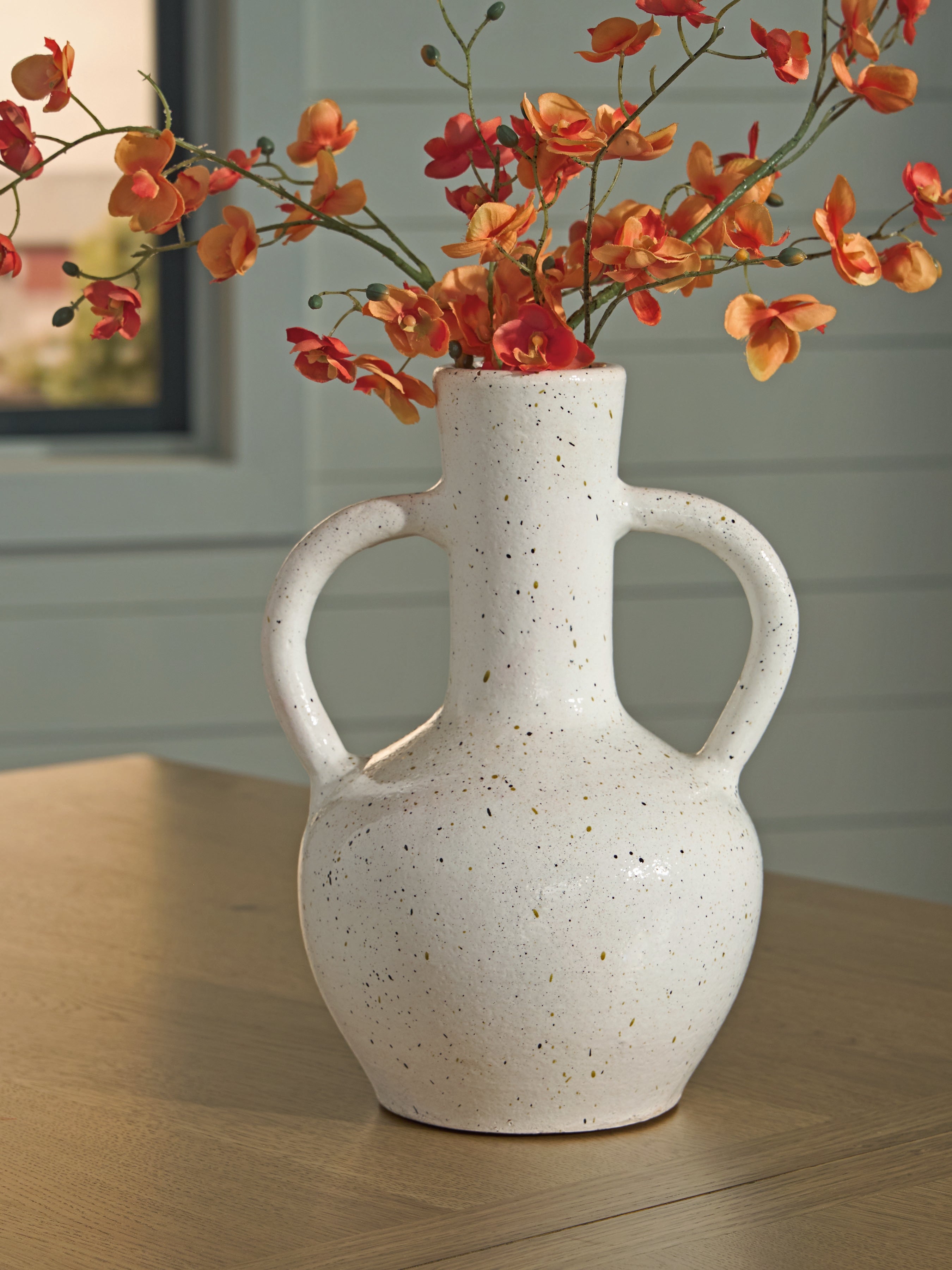 Warmstead Furniture - Ashley Furniture - Dallinworth Vase - Vase / White/Black - A2000831